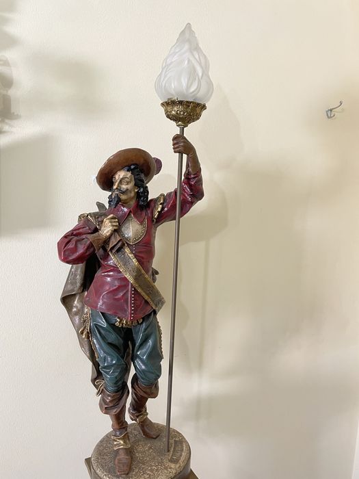 Candeeiro de pé com figura de cavaleiro com torchère, sobre coluna decorada