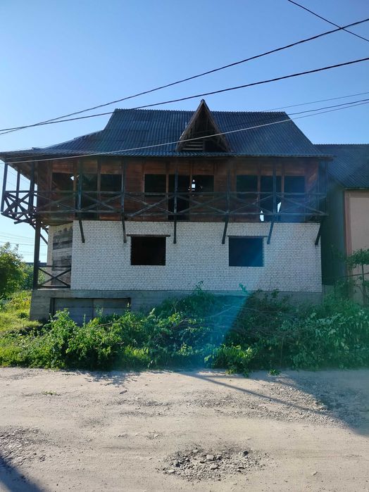 Продається недобудований будинок з великим підвальним гаражем на 3авто