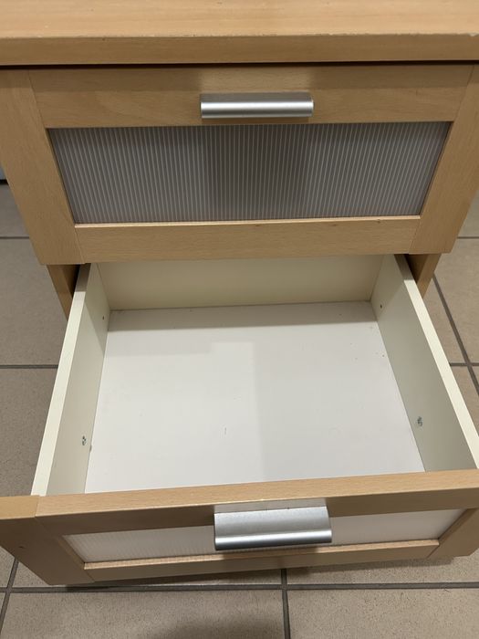 Mesinha de cabeceira folheado em madeira