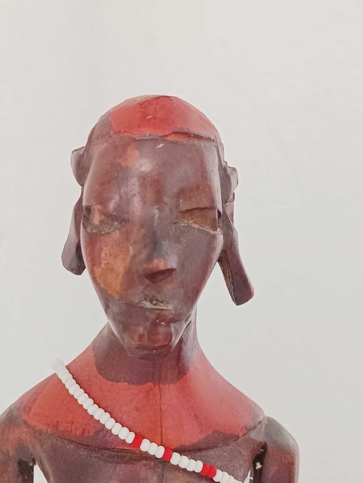 Escultura de mulher africana