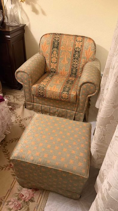 Poltrona em seda com banco pousa-pés