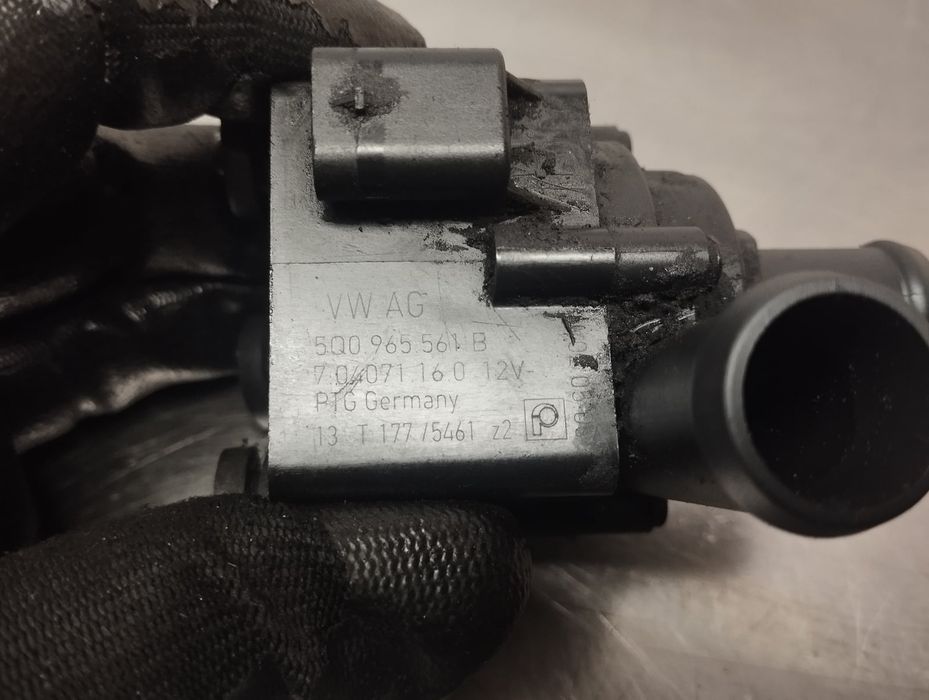 Bomba Água Adicional VW GOLF VII - 5Q0965561B