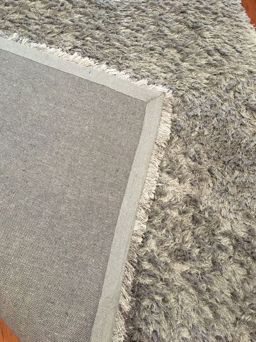 Duo de tapetes em cinza pêlo baixo