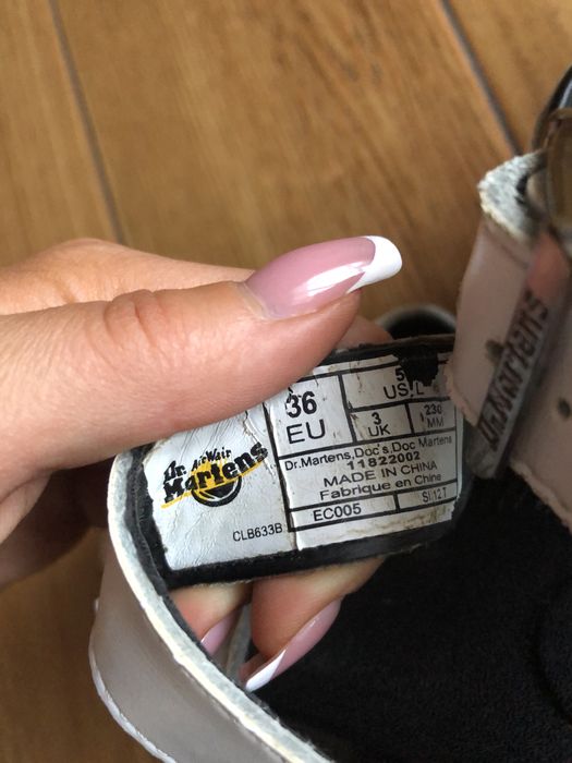Sandały na platformie dr. Martens białe z paskami 36