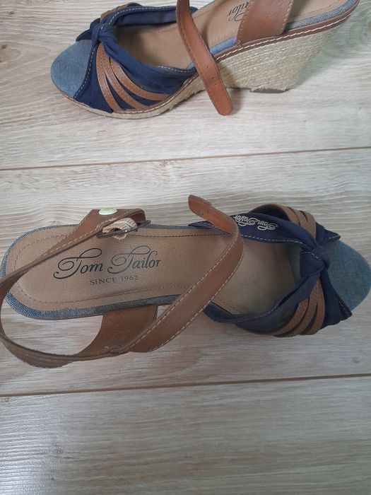 Sandały na koturnie Tom Taylor