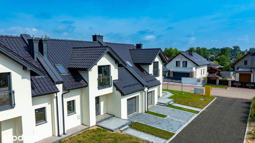 Skrajny dom w zabudowie szeregowej z ogródkiem