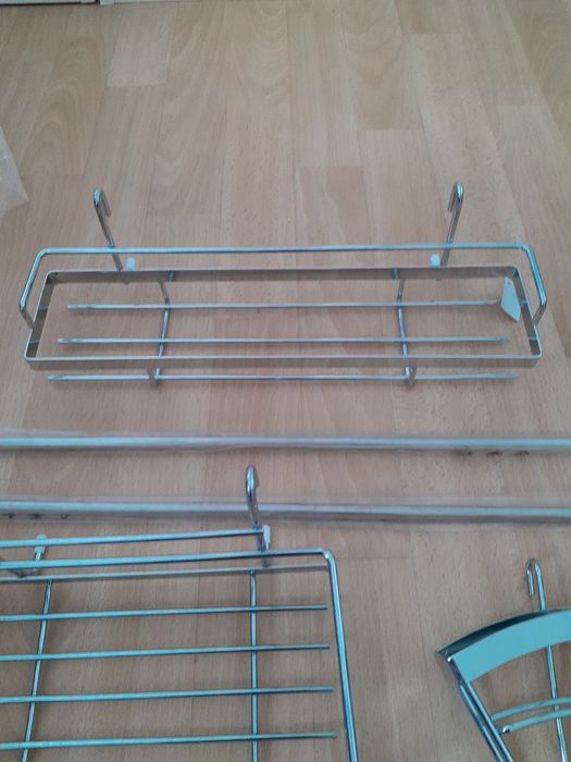 Zestaw dwóch relingów do kuchni z akcesoriami