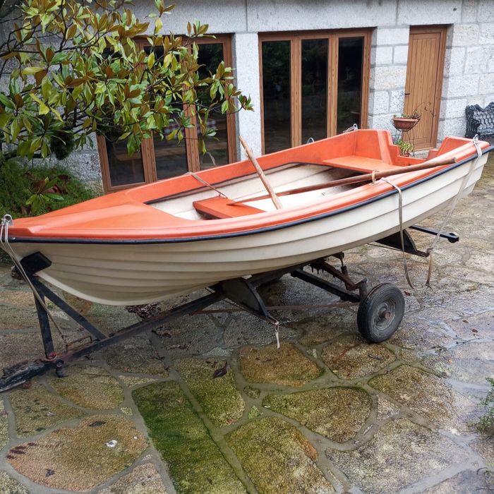 Barco com atrelado e acessorios