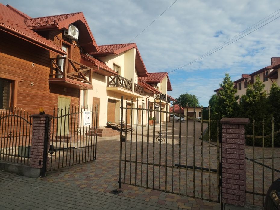 Котедж 3 кімнати, власне подвір'ям, закрита територія