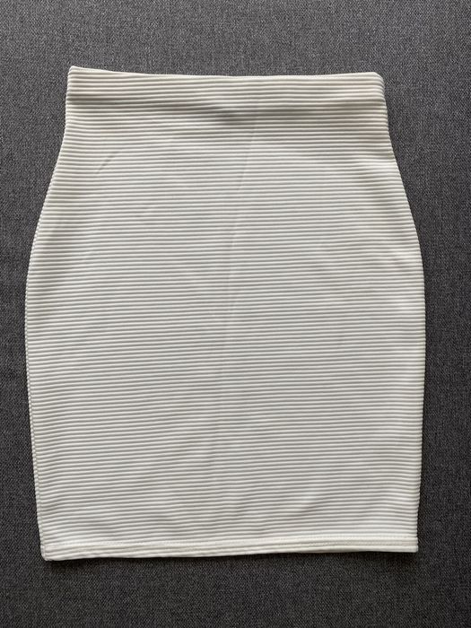 Spodnica mini XS biala ołówkowa prazkowana