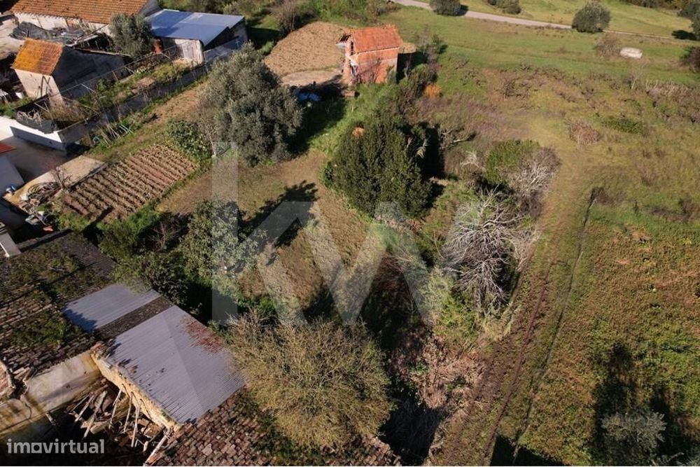 Moradia T2 para recuperar em Santo Ibério, Pombal, Leiria com terreno