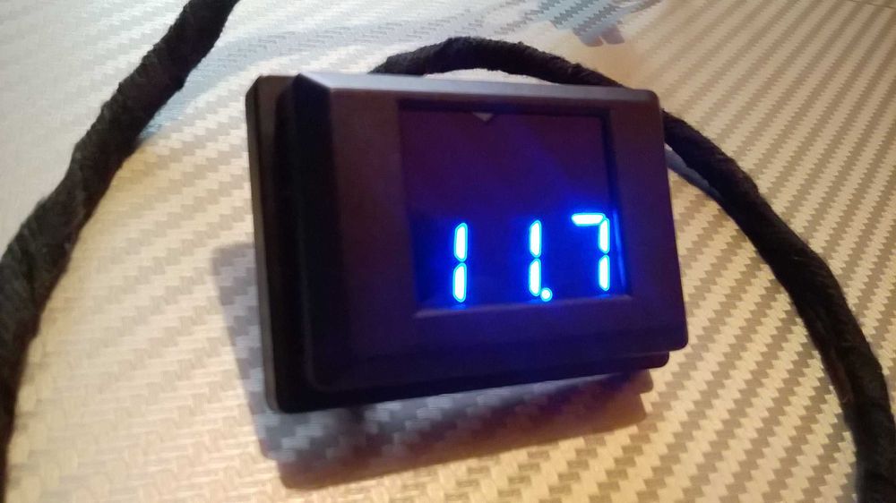 Woltomierz cyfrowy DIETZ do instalacji Car-Audio 12V