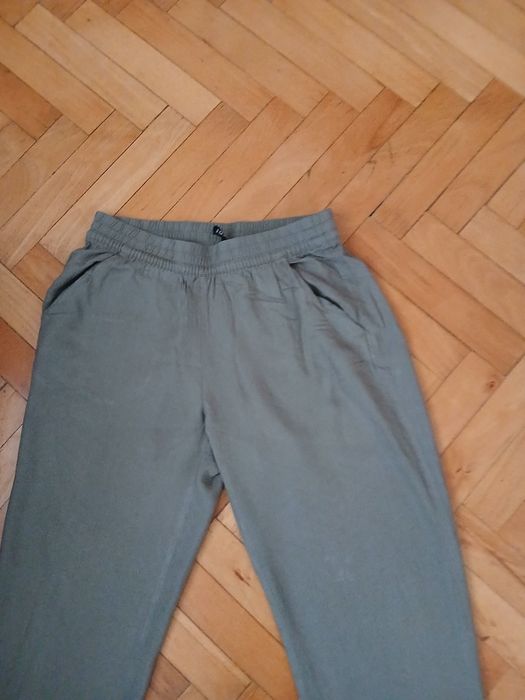 Delikatne  spodnie  H&M w kolorze  khaki  32 wiskoza  100%