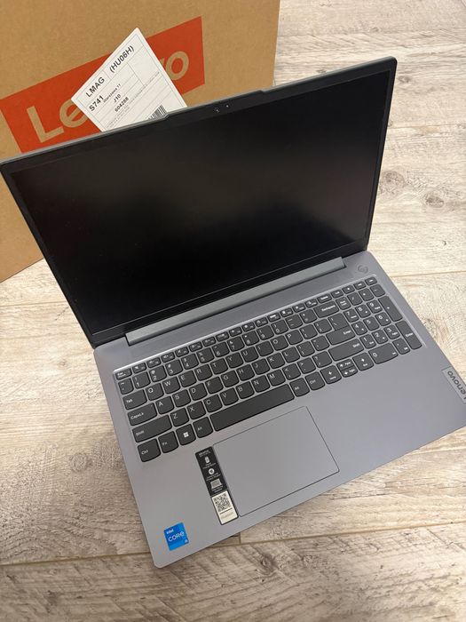 Lenovo IdeaPad Slim 3 15IRH8