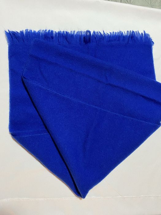 Вовняний шарф яскравого синього кольору