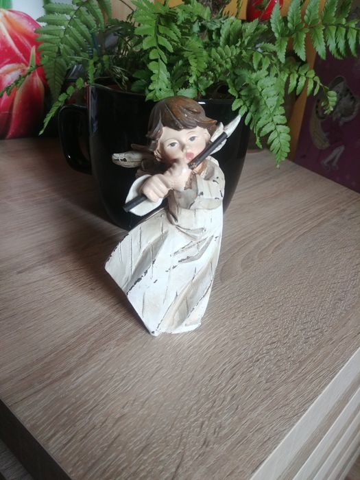 Figurka aniołek z fletem