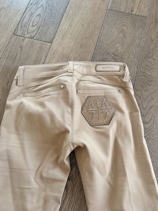 Stylowe spodnie w kolorze camelowym – idealne na co dzień i do pracy!