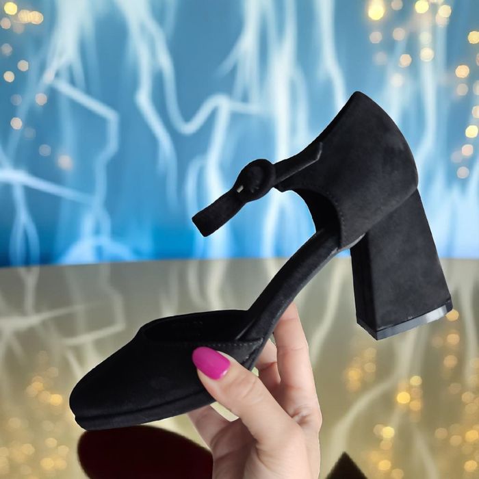 Czarne Sandały na Wygodnym Słupkowym Obcasie z Zakrytym Noskiem