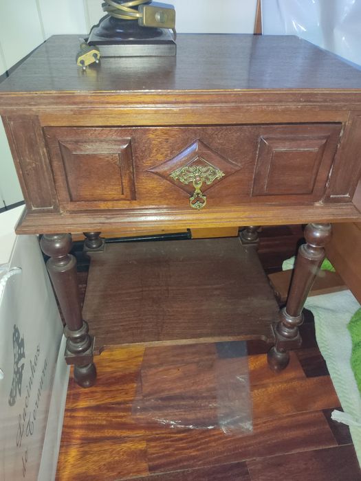 Mesinha de cabeceira em madeira