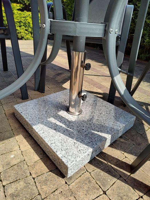 Parasol ogrodowy że stołem