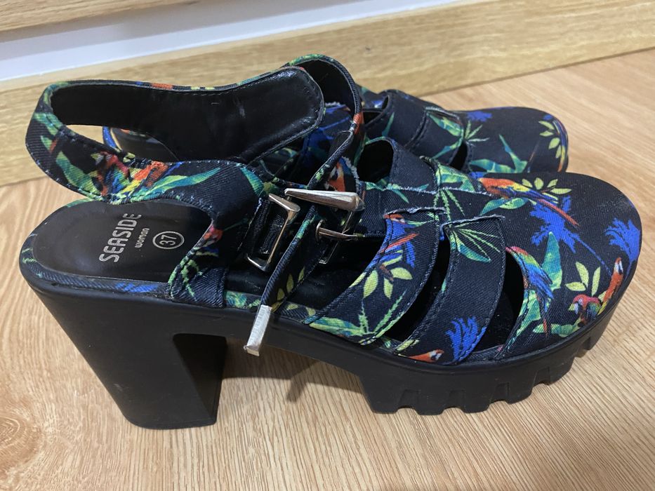 Sandálias salto alto floridas