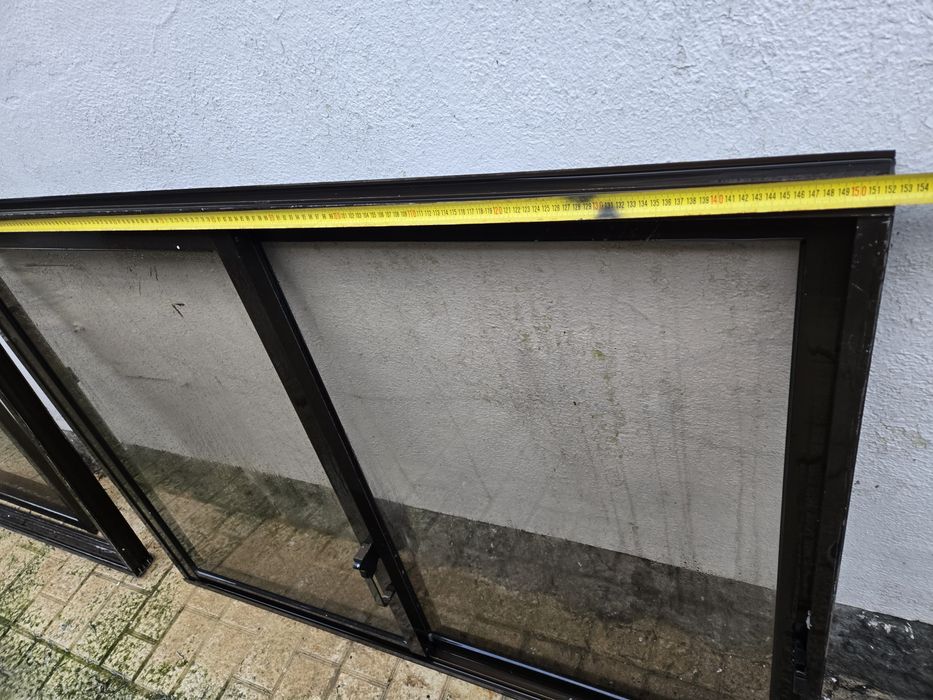 Janela aluminio castanho de correr. 152 cm largura  x 111 cm altura