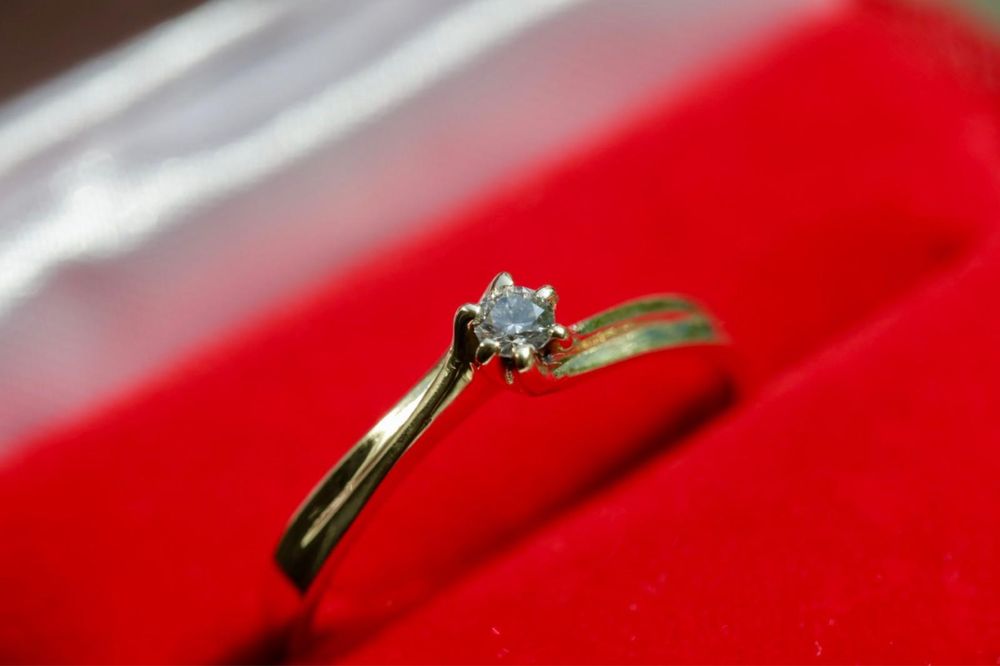 Pierścionek zaręczynowy z diamentem złoty