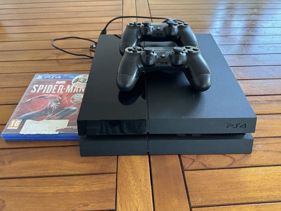 Play Station 4 w dobrym stanie + 2 pady i gra
