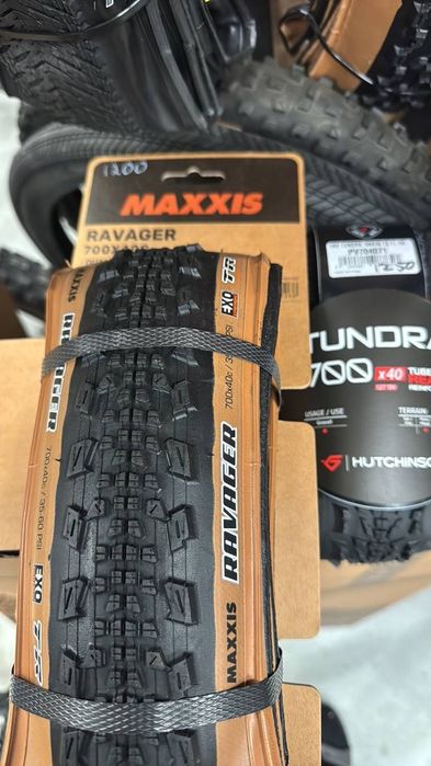 Покришка Maxxis Holy Roller та HOOKWORM