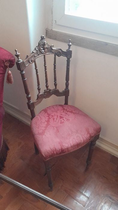 cadeira de madeira maciça de gosto romântico com estofos de damasco co