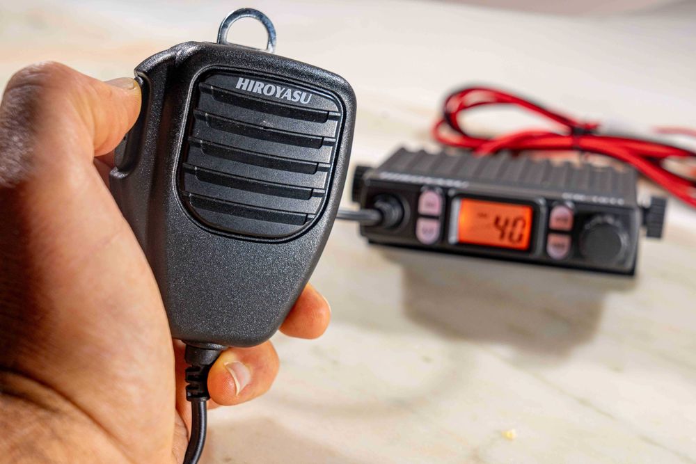 Radio CB de 8W com 40 canais em AM e FM.