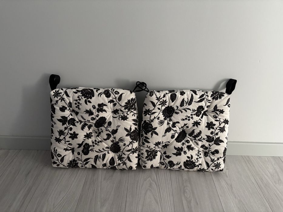 Biało czarne 2 poduszki na siedzenie  IKEA SARASTINA