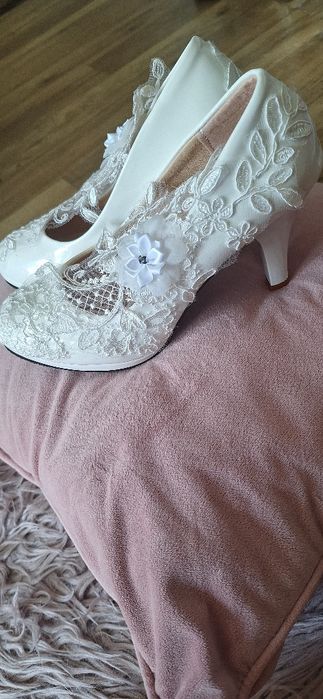 Nowe buty ślubne białe szpilki