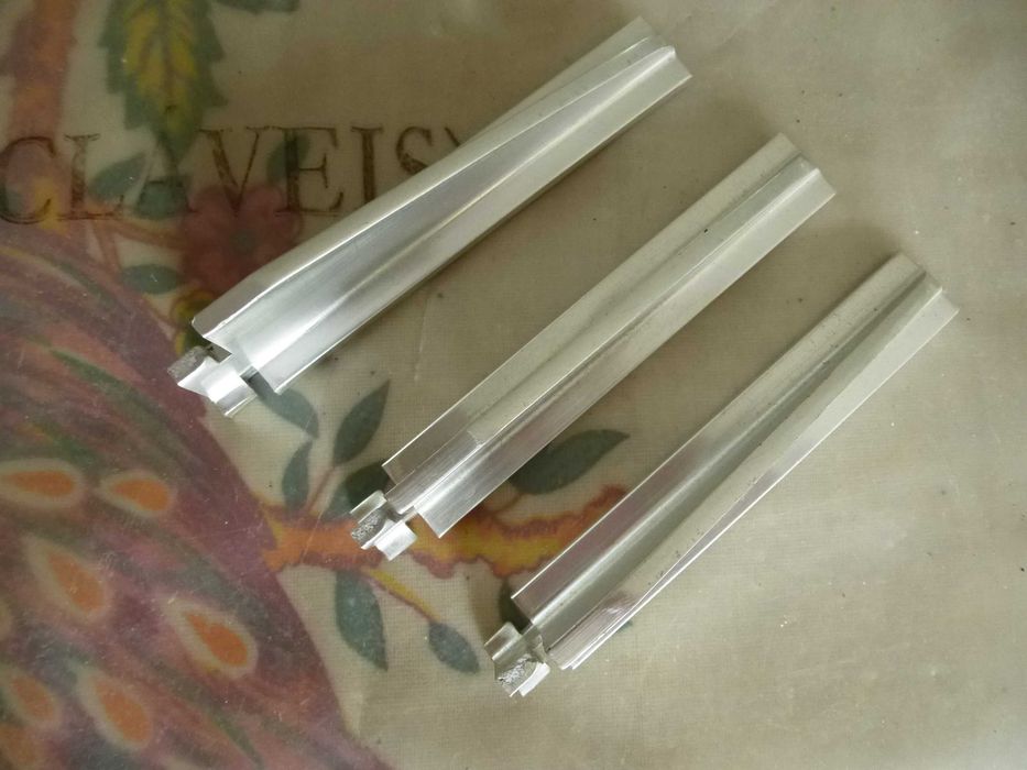 Esquadros metálicos para prateleiras