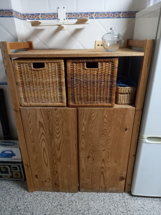 Móvel em madeira maciça para cozinha, escritório ou sala.