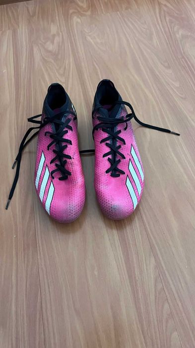 Chuteiras Adidas, tamanho 42, em bom estado.