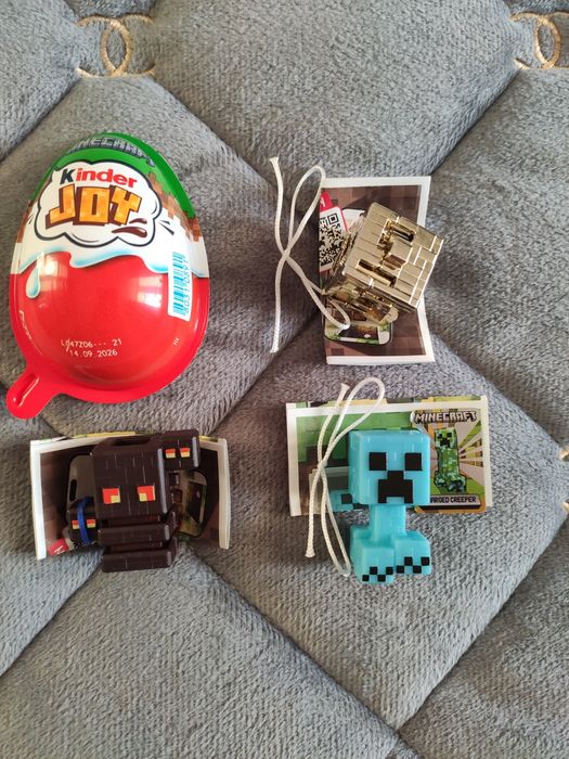 Фігурки Kinder joy Minecraft.