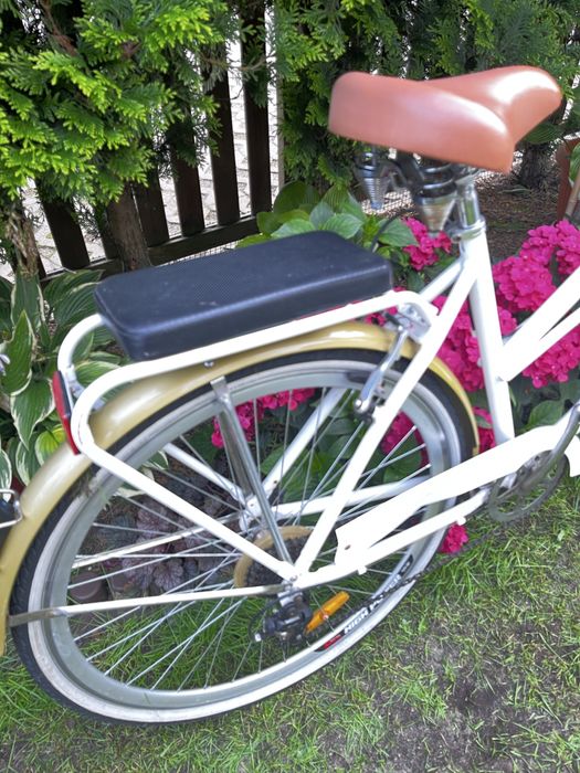 Rower miejski biały z koszem wiklinowym