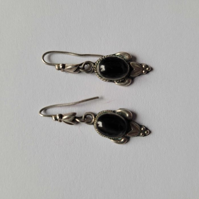 Delikatne wiszące kolczyki z onyksem