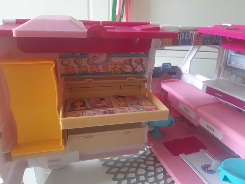 Mobilna klinka barbie- karetka.