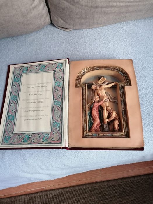Escultura de resina em forma de missal