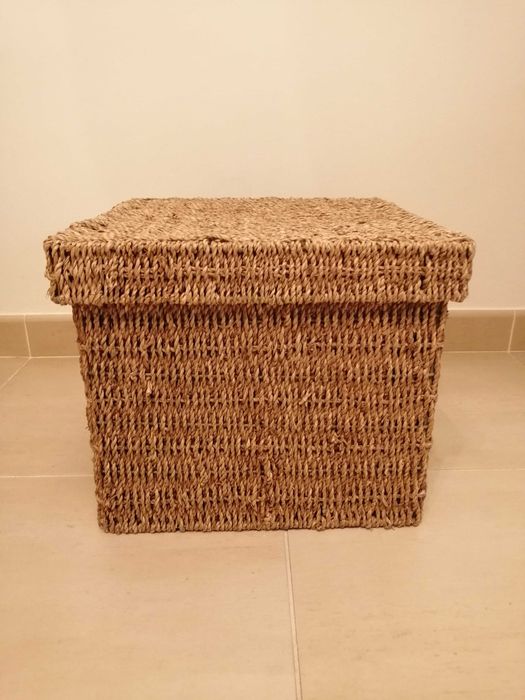 Caixa de corda com tampa.