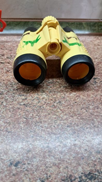 Іграшки цікаві (машинка, бінокль, м'ячик)