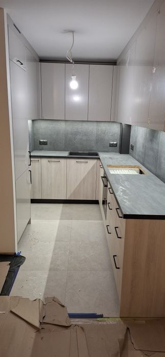 Montaż mebli z paczek.