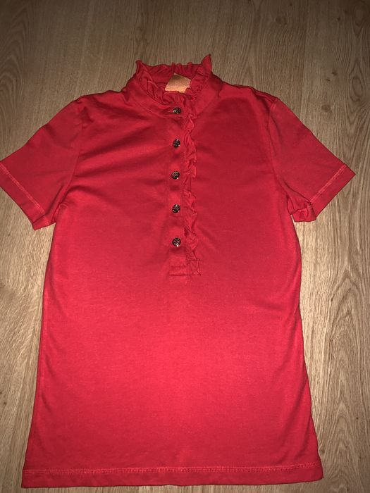 Червона Tory Burch з рюшиками та золотими ґудзиками з логотипом