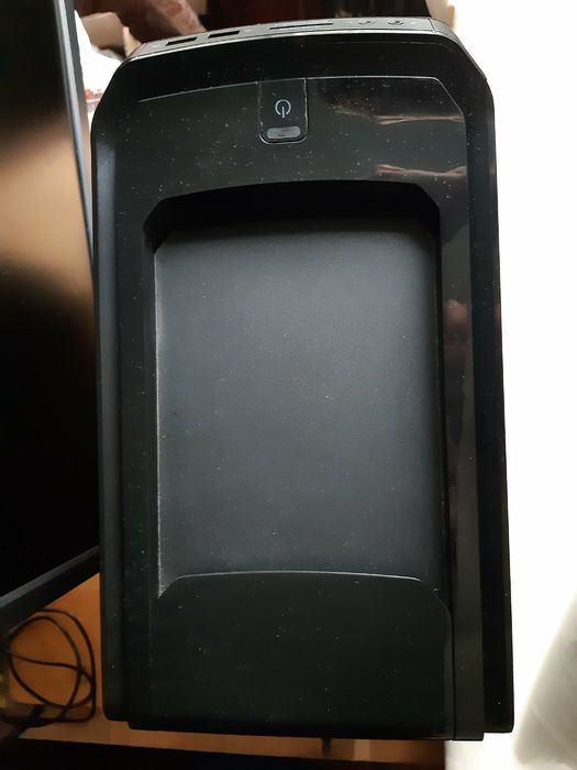 Комп'ютер з монітором та девайсами