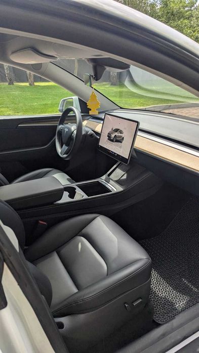 Продаж автомобіля Tesla Model Y 2023 року
