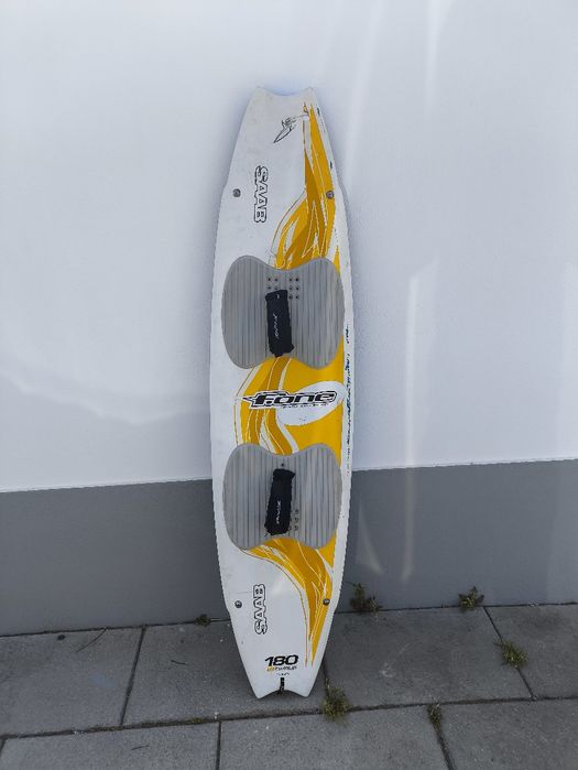 Prancha F-One TwinTip 180 c/ Straps e Quilhas | Bom Estado