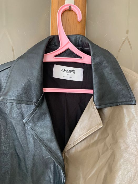 Двоколірна жіноча куртка з еко шкіри