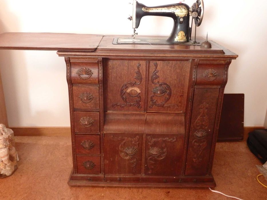 Maquina de costura Singer em movel